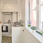 Alfama Light-filled Apartment, By Timecooler Lissabon
