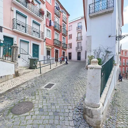 Alfama Light-filled Apartment, By Timecooler * Lisbona