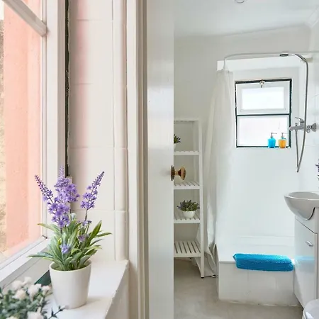 Alfama Light-filled Apartment, By Timecooler * Lisbona