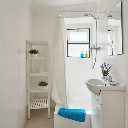 Apartamento Alfama Light-filled Apartment, By Timecooler