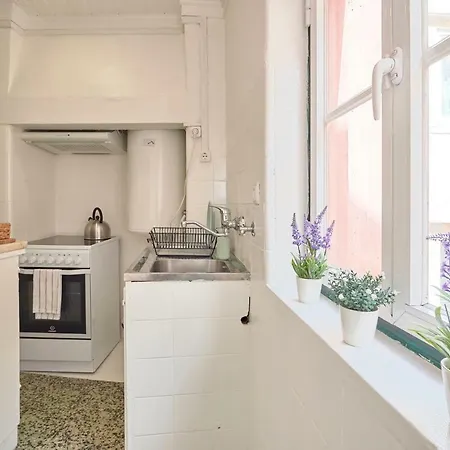 Alfama Light-filled Apartment, By Timecooler Lissabon