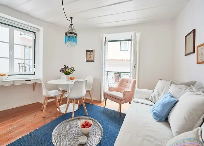 Alfama Light-filled Apartment, By Timecooler شقة *