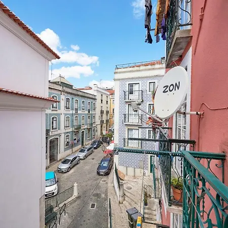 Alfama Light-filled Apartment, By Timecooler Lägenhet